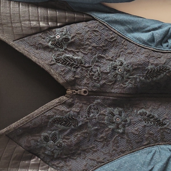 Anvrdie Long Sleeve 2 tone. Front zipper. Crunchy sides. - Picture 3 of 10